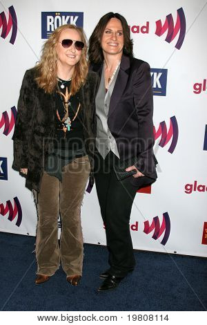 LOS ANGELES - APR 10: Melissa Ethridge, Linda Wallem přijíždí na 25 GLADD Media Awards na W