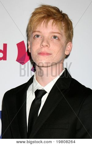 LOS ANGELES - 10 de abril: Cameron Monaghan chegando no dia 25 GLADD Media Awards no Westin Bonaventu