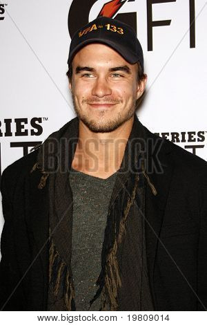 LOS ANGELES - APR 12: Rob Mayes arrivando al 
