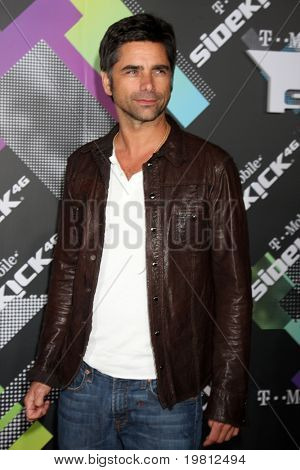 LOS ANGELES - APR 20: John Stamos při spuštění z The nový T-Mobile Sidekick 4G na staré Ro