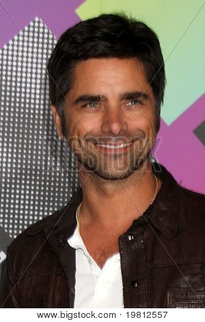 LOS ANGELES - APR 20: John Stamos při spuštění z The nový T-Mobile Sidekick 4G na staré Ro