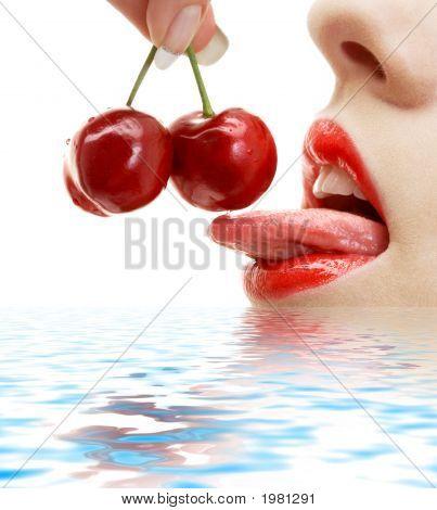 Třešeň, rty a jazyk ve vodě