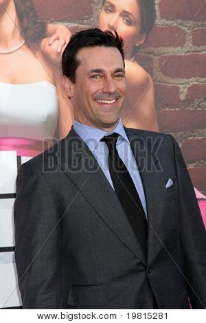 LOS ANGELES - 27 avril: Jon Hamm en arrivant à la première de « Demoiselles d'honneur » au théâtre de Village, le 2 avril