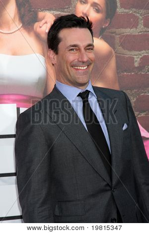 LOS ANGELES - 27 avril: Jon Hamm en arrivant à la première de « Demoiselles d'honneur » au théâtre de Village, le 2 avril