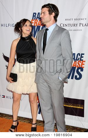 LOS ANGELES - 29 APR: Rachael Leigh Cook och Daniel Gillies anländer på 1700 loppet till radera MS E
