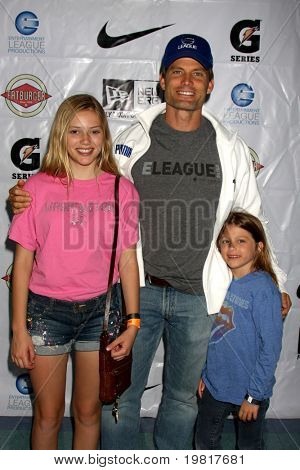LOS ANGELES - 1. maj: Casper Van Dien, børn ankommer på 1st årlige bolden op Celebrity Streetb