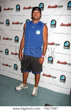 LOS ANGELES - 1. maj: Joshua Morrow ankommer den 1 årlige op Celebrity Streetball boldspil på 