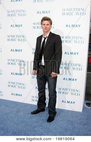 LOS ANGELES - 3 de mayo: Thad Luckinbill que llegan en el estreno mundial de 
