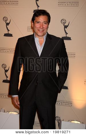 LOS ANGELES - 5 maggio: Benito Martinez arrivando presso il quarto annuale Television Academy onori a Bever