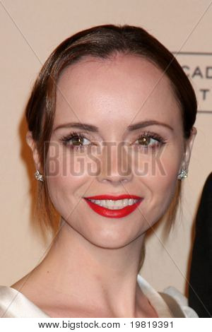 ลอสแองเจลิส - 5 พฤษภาคม: Christina Ricci 4 ประจำปีโทรทัศน์สถาบันเกียรติที่ Bever
