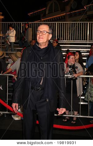 LOS ANGELES - 7. maj: Geoffrey Rush ankommer til 