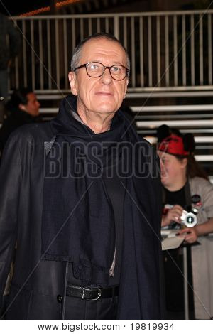 LOS ANGELES - 7. maj: Geoffrey Rush ankommer til 