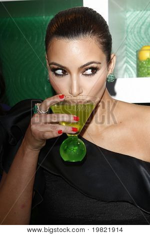 LOS ANGELES - Mai 10: Kim Kardashian in der Kim Kardashian & Midori Melon Likör startet die Mido