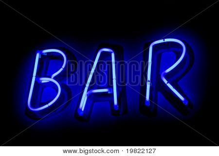 Blå neon tegn af ordet 'Bar' på en sort baggrund.