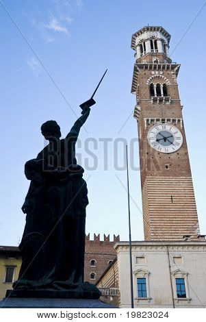 Detail Aufnahme der Statue von Gerechtigkeit mit Palazzo della Ragione im Hintergrund.