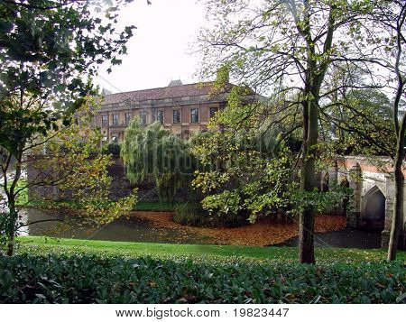 Weergave van Eltham Palace in de herfst