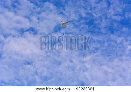 Motorless flying with a glider by using the thermal.