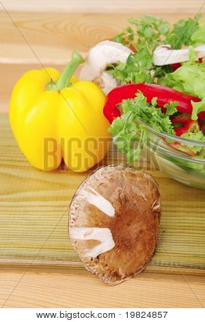zeytinyağı ve mantar ile taze sebze salatası