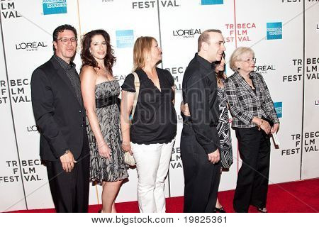NEW YORK - 25. APRIL: familien af Adrienne Shelly overvære premieren for 'Alvorlige måneskin' premie