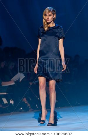 NEW YORK - 12. februar: En model gåture landingsbane for Christian Siriano samlinger under Merced