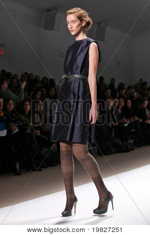 18. Februar New York: ein Modell geht die Start-und Landebahn für die Trias-Auflistungen Mercedes Benz Fashion 