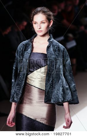 NEW YORK - 15. februar: En model gåture landingsbane for Carlos Miele samlinger Mercedes-Benz 