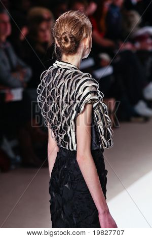 NEW YORK - 15. februar: En model gåture landingsbane for Carlos Miele samlinger Mercedes-Benz 