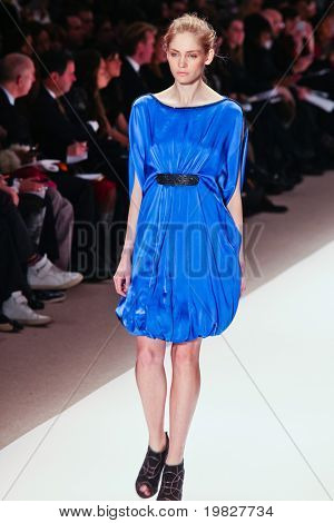 NEW YORK - 15. februar: En model gåture landingsbane for Carlos Miele samlinger Mercedes-Benz 
