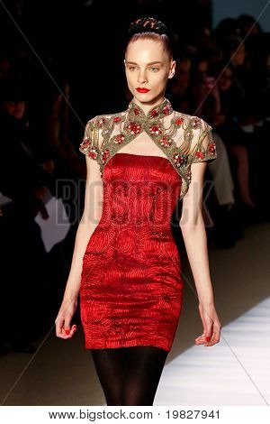 NEW YORK - 15 Şubat: Model Monique Lhullilier koleksiyon Mercedes - pist yürür