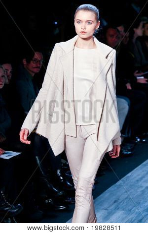 New York, Februar 16: ein Modell geht die Start-und Landebahn für die max Azria Auflistungen Mercedes Benz Fashi