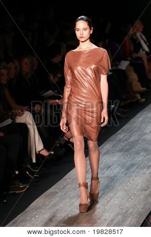 New York, Februar 16: ein Modell geht die Start-und Landebahn für die max Azria Auflistungen Mercedes Benz Fashi