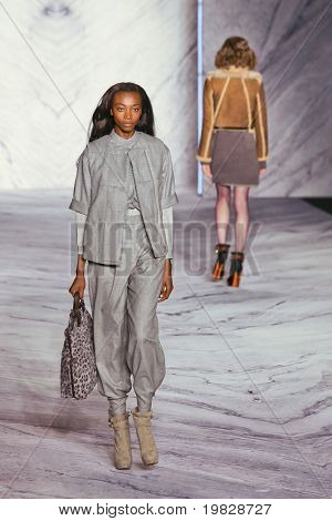NEW YORK - 17. února: Model procházky dráhy pro 3.1 Philip Lim sbírky Mercedes-Benz