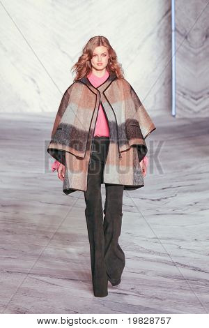 NEW YORK - 17. února: Model procházky dráhy pro 3.1 Philip Lim sbírky Mercedes-Benz