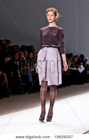 New York Februar 18: ein Modell führt die Start-und Landebahn für die Trias-Kollektionen Mercedes Benz Fashion 