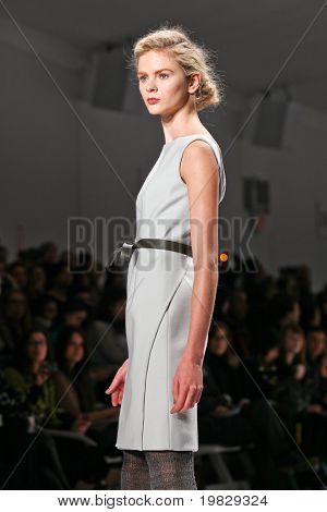 18. Februar New York: ein Modell geht die Start-und Landebahn für die Trias-Auflistungen Mercedes Benz Fashion 