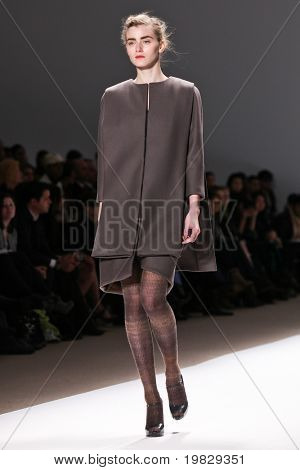 18. Februar New York: ein Modell geht die Start-und Landebahn für die Trias-Auflistungen Mercedes Benz Fashion 