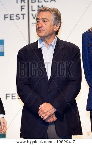 NEW YORK - 21 APRIL: Skuespilleren Robert De Niro lytter til talerne på Tribeca Film Festival åbner Apri