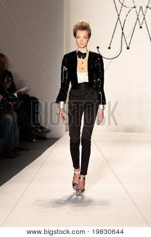 NEW YORK - 11 februari: Model loopt de baan voor de Mercedes-Benz Fashion Wee Ruffian collecties