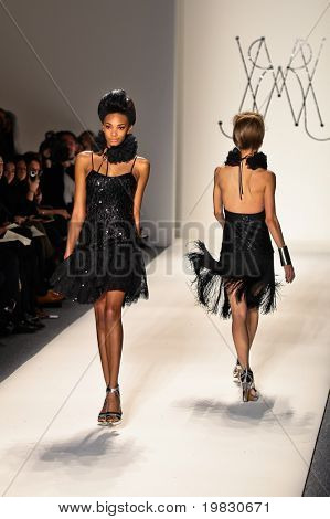 NEW YORK - 11 februari: Model loopt de baan voor de Mercedes-Benz Fashion Wee Ruffian collecties
