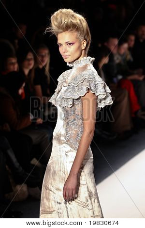 NEW YORK - 11 februari: Een model loopt de baan voor de Mercedes-Benz Fashion W Ruffian collecties