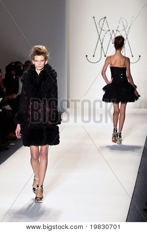 NEW YORK - 11 februari: Modellen lopen de baan voor de Mercedes-Benz Fashion Wee Ruffian collecties
