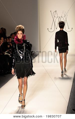 NEW YORK - 11 februari: Modellen lopen de baan voor de Mercedes-Benz Fashion Wee Ruffian collecties