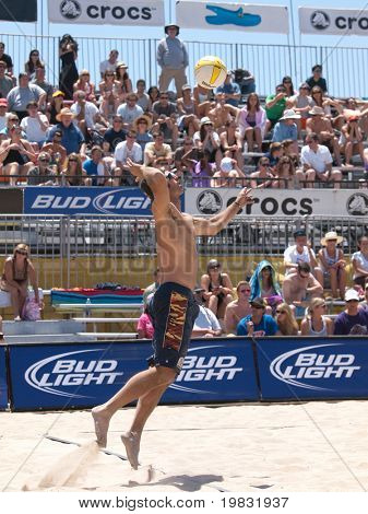 HUNTINGTON BEACH, CA. - 23 maja: Todd Rogers skok serwuje w AVP Huntington Beach otwarty 23 maja,