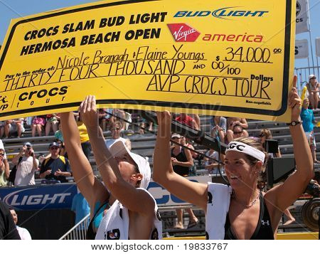 HERMOSA BEACH, CA. - 8 августа: Николь Брана (R) и Элейн детенышей (L) после победы женские fin