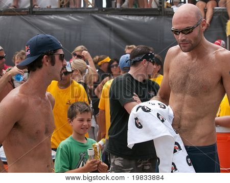 HERMOSA BEACH, CA. - AUGUST 9: von links nach rechts Todd Rogers, Nate Rogers und Phil Dalhausser afte
