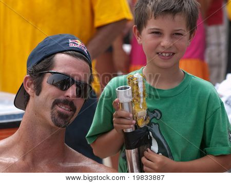 HERMOSA BEACH, CA. - AUGUST 9: Todd Rogers und seinem Sohn Nate Rogers nach dem Herren-Finale der AVP-H
