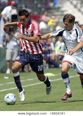 CARSON, CA. - 13 SEPTEMBER: Jesus Padilla (L) och brunnar Thompson (R) under Chivas USA vs nya E