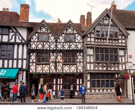 Stratford-upon-avon, Uk - July 21 2017: Tourists Outside The Garrick Inn, A 14Th Century Building Be