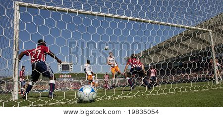 Carson, ca. 25 Oktober: Header von Andrew Hainault, was zu einem Dynamo-Ziel während der Chivas Usa