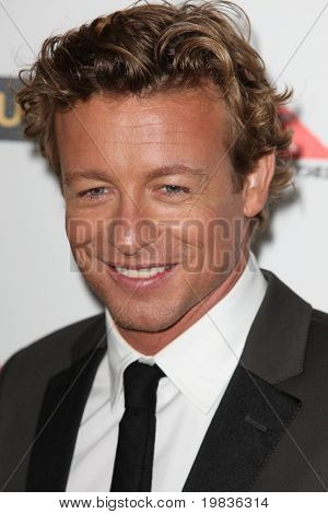 HOLLYWOOD, CA. - 16. ledna: Simon Baker navštěvuje černou kravatu gala G'Day USA na leden 16, 2010 v